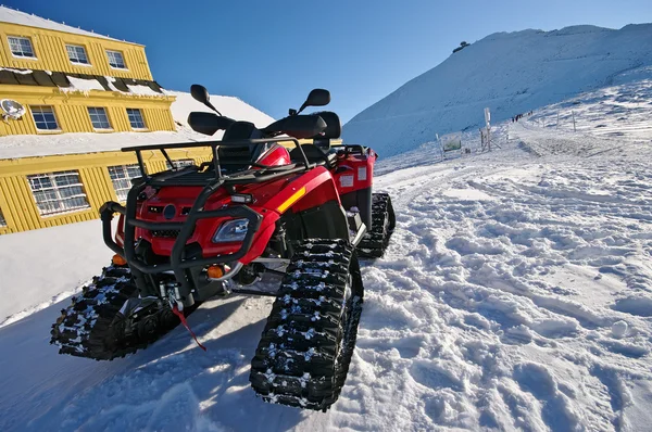 山の雪のスクーター — ストック写真