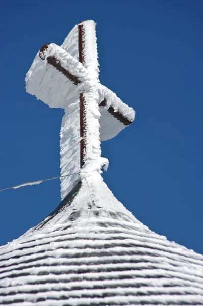 Kříž v zimě po sněhové bouři — Stock fotografie