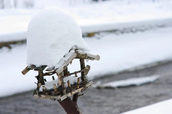 Table d'oiseaux sous la neige pendant l'hiver — Photo