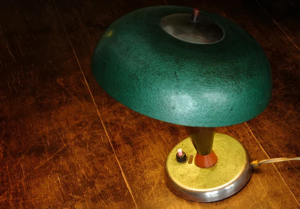 Alte grüne Lampe auf dem alten Tisch — Stockfoto