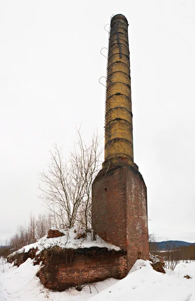겨울에 난로 오래 된 벽돌 공장 — 스톡 사진
