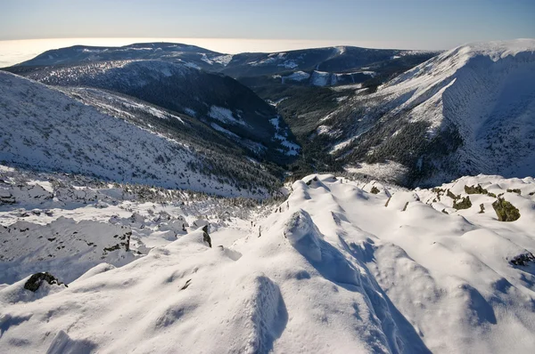 Vista sobre el valle desde la alta montaña —  Fotos de Stock