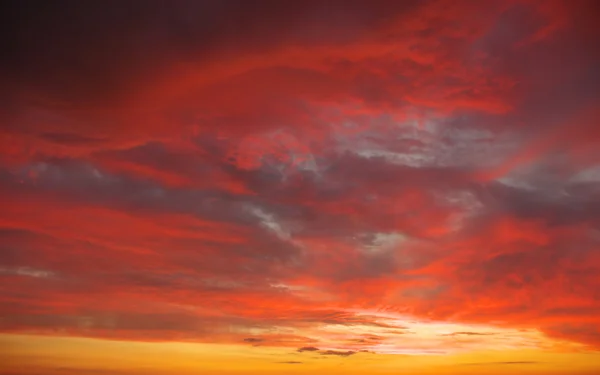 Dramatyczne niebo zachód słońca na tle — Zdjęcie stockowe