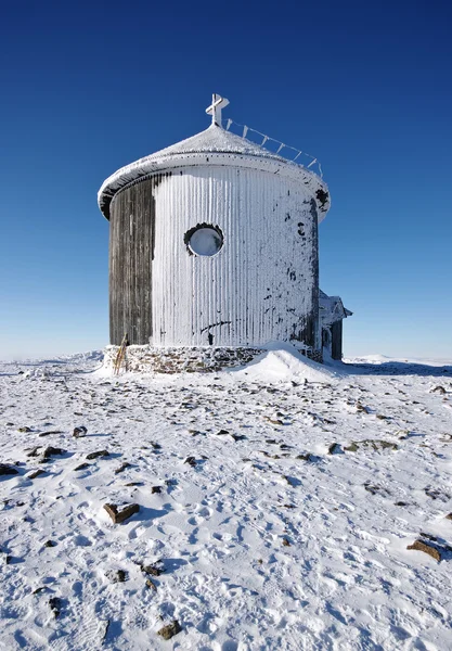 Snowed chapel on the mountain — Stock Photo, Image