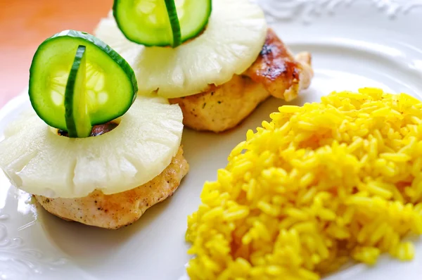 Kycklingfilé med ananas, ris, gurka — Stockfoto