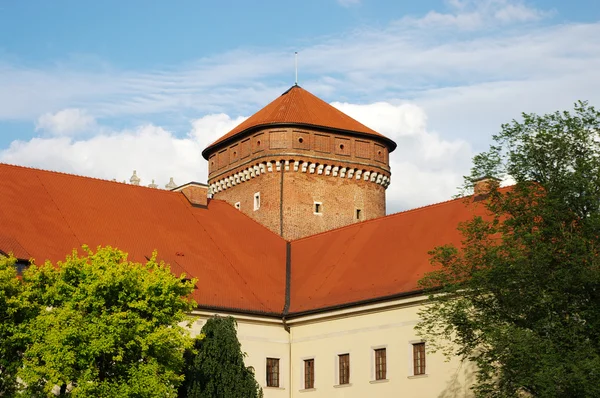 Высокая башня с красной крышей — стоковое фото