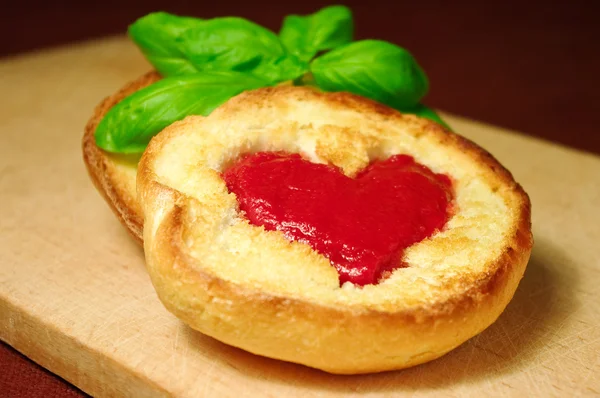 Kırmızı kalp ile sadece bir tost — Stok fotoğraf