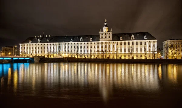 Vista noturna em grande edifício e rio — Fotografia de Stock