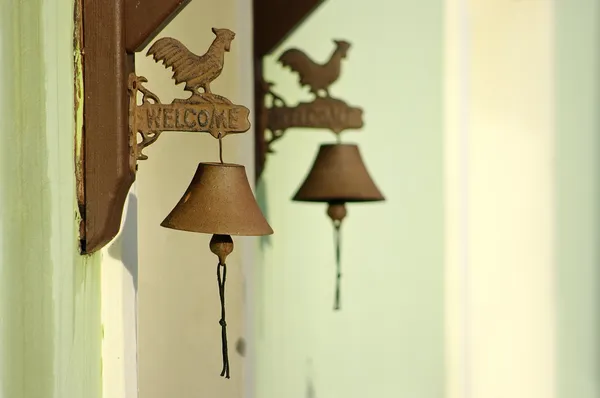 Dwa dzwony, w pobliżu wejścia do domu — Zdjęcie stockowe