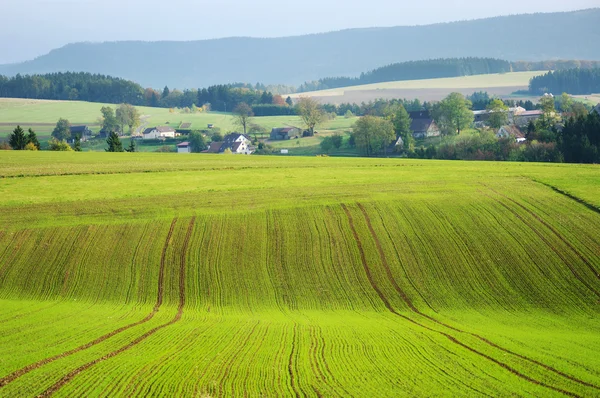 Vista agricola su campi e villaggio — Foto Stock