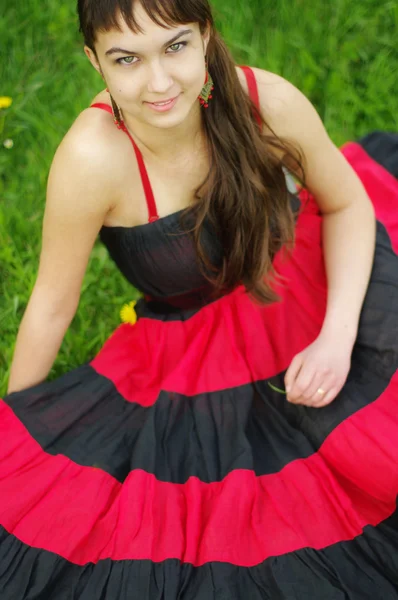 Menina cigana em vestido vermelho — Fotografia de Stock