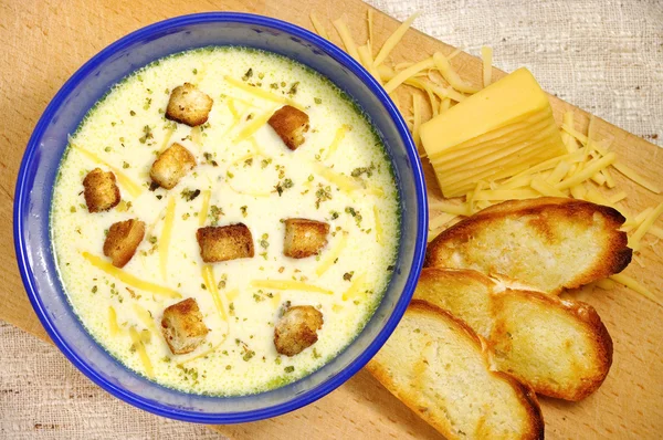 Sopa de queijo deliciosa com torradas — Fotografia de Stock