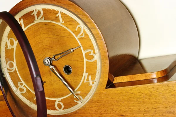 금속 손으로 오래 된 나무 시계 — 스톡 사진