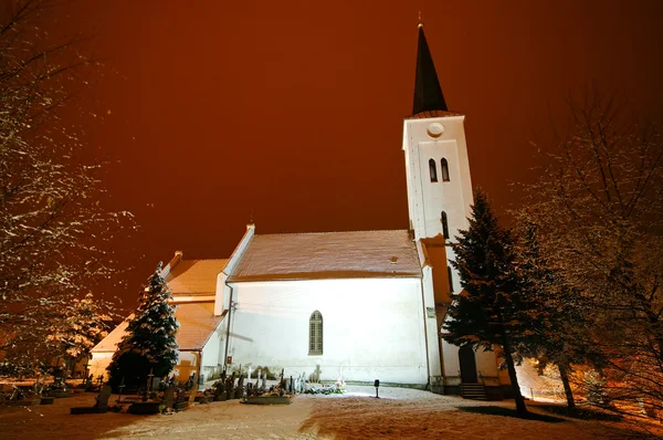 Странная мистическая церковь посреди ночи — стоковое фото