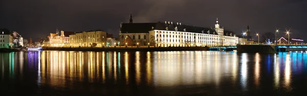 Ночная панорама со зданиями и рекой — стоковое фото
