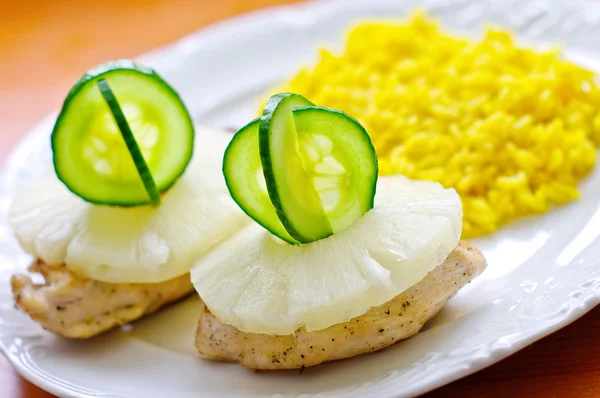 Kippenborst met ananas, rijst en komkommer — Stockfoto