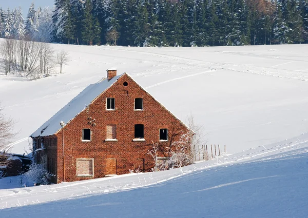 在冬季的旧孤砖平房 — 图库照片