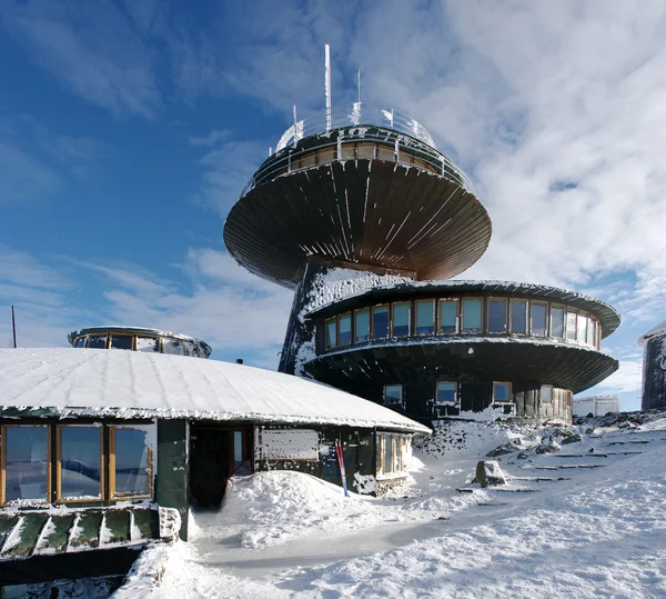 Астрономическая обсерватория и общежитие на большой горе в зимний период — стоковое фото