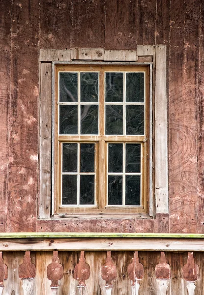 Janela de madeira muito antiga na parede da casa de campo — Fotografia de Stock