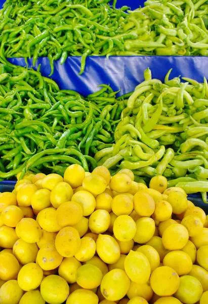 A citrom és a gyümölcs piacon paprika — Stock Fotó
