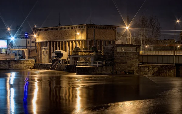 Moulin à eau pendant la nuit — Photo