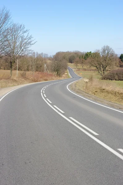 Estrada de asfalto nas colinas — Fotografia de Stock