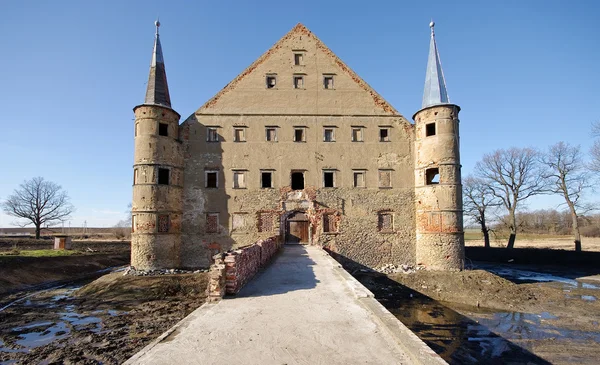 Старый разрушенный замок в маленькой деревне — стоковое фото