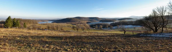 Panorama met lake en heuvels — Stockfoto