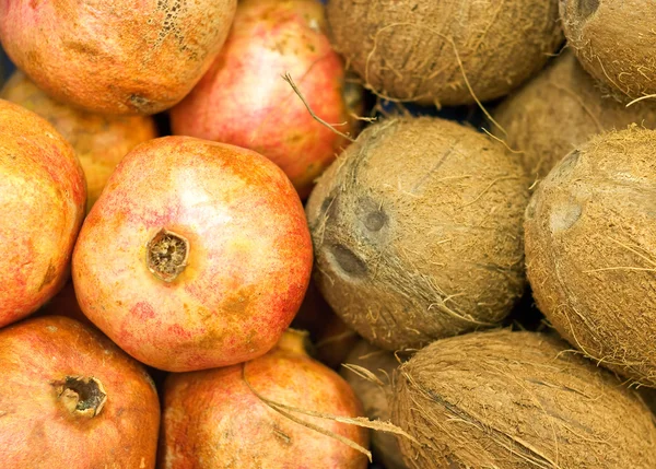 Kokosnoten en granaatappels van supermarkt — Stockfoto