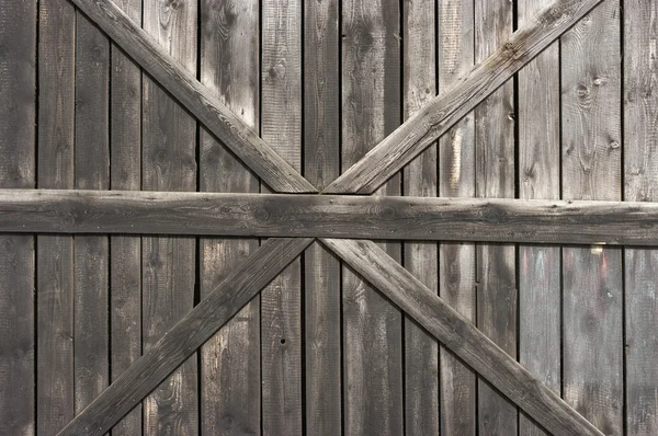 Старая деревянная дверь с большим крестом на заднем плане — стоковое фото