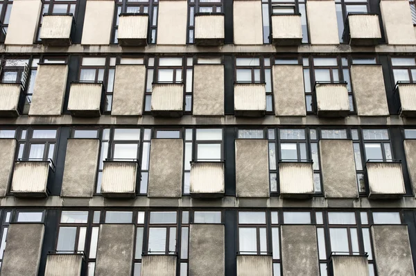 Bloque de pisos de fondo con ventanas y balcones — Foto de Stock