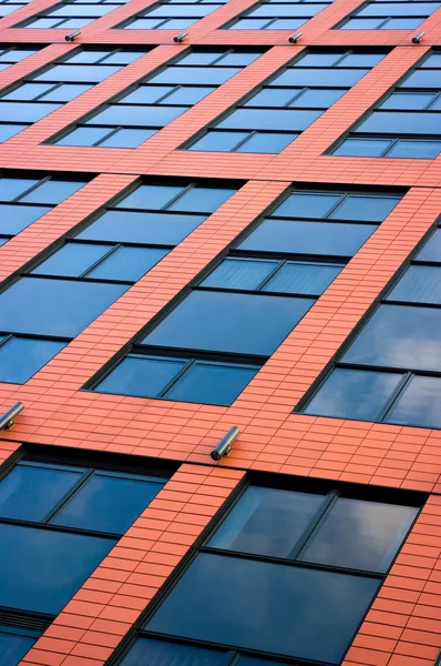 Fondo urbano con grandes ventanales y bloques rojos — Foto de Stock