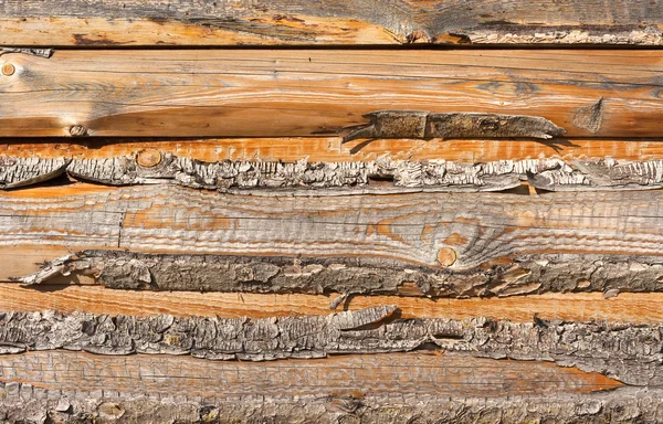 Holzwand mit Brettern mit Rinde — Stockfoto