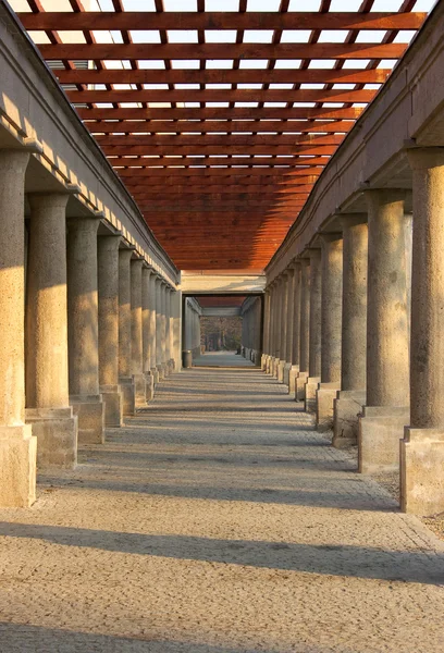 Пергола с каменными колоннами и мостовым полом — стоковое фото
