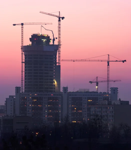 Groot gebouw in aanbouw tijdens de zonsondergang — Stockfoto
