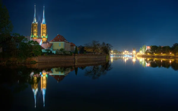 Ночная сцена Вроцлава с собором и рекой — стоковое фото