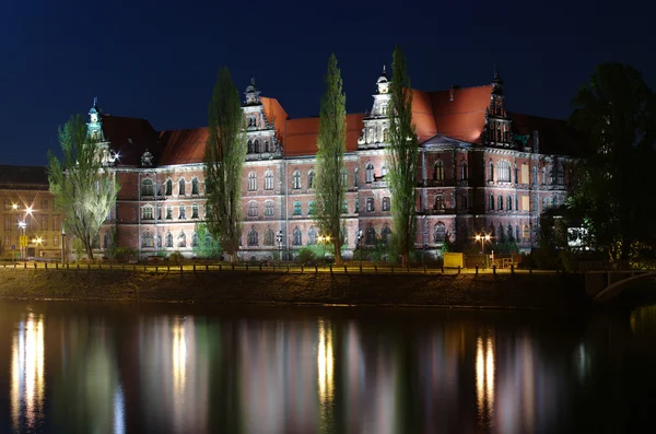 Stare Muzeum Narodowe budynek na rzece Odrze w nocy w wrocla — Zdjęcie stockowe