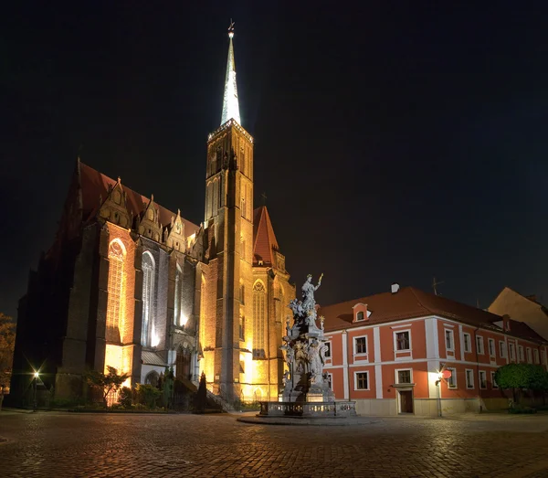 Church and monument at night. They are located on island in the middle of W — Stock Photo, Image