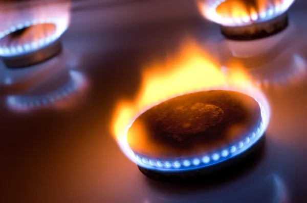 Quemador de gas con llama amarilla en el horno de cocina — Foto de Stock