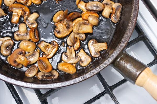 Champignons friture sur la poêle — Photo