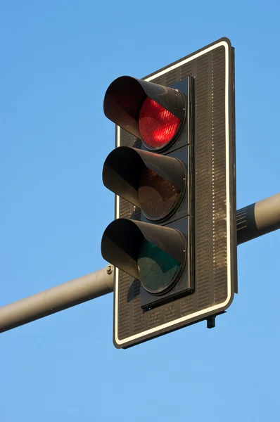 Luzes de trânsito com luz vermelha iluminada — Fotografia de Stock