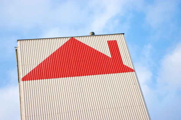 Wohnblock mit rotem Dach — Stockfoto