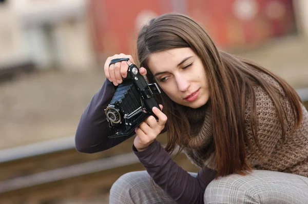 Kadın fotoğrafçı ile antika fotoğraf makinesi — Stok fotoğraf
