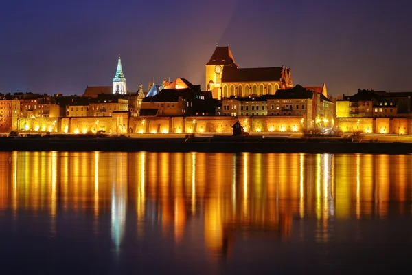 Ночная сцена со средневековым городом — стоковое фото