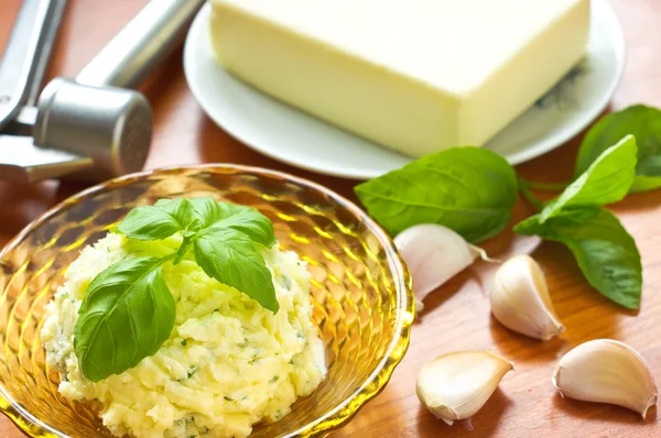 Česnek čerstvý domácí máslo s bazalkou — Stock fotografie