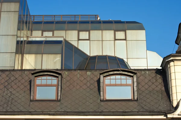 Zwei Dachgeschossfenster und blauer Himmel — Stockfoto
