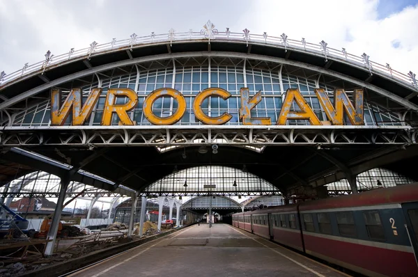 Lettere logore "wroclaw" sulla vecchia stazione ferroviaria — Foto Stock