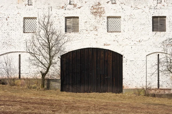 Prohlédni na bílé stodola s dřevěné dveře — Stock fotografie