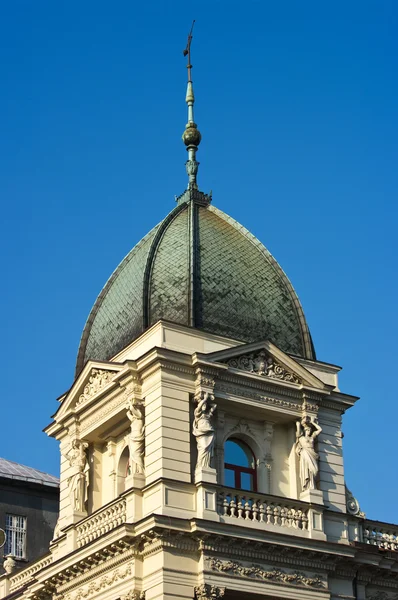 Régi bérház ház torony szobrok — Stock Fotó