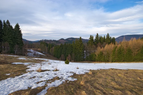 Temprano primavera colinas paisaje con el resto de la nieve —  Fotos de Stock